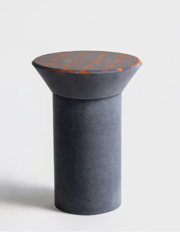 Sgabello tondo con piano in cotto e base conica decorata con intarsi geometrici.