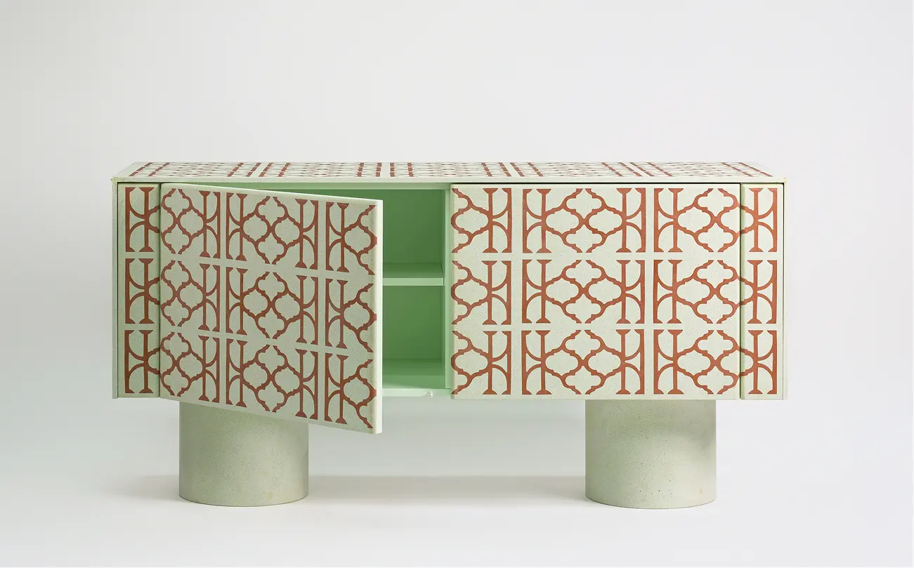 Madia Camarda con piano in cotto e base conica decorata con intarsi geometrici.