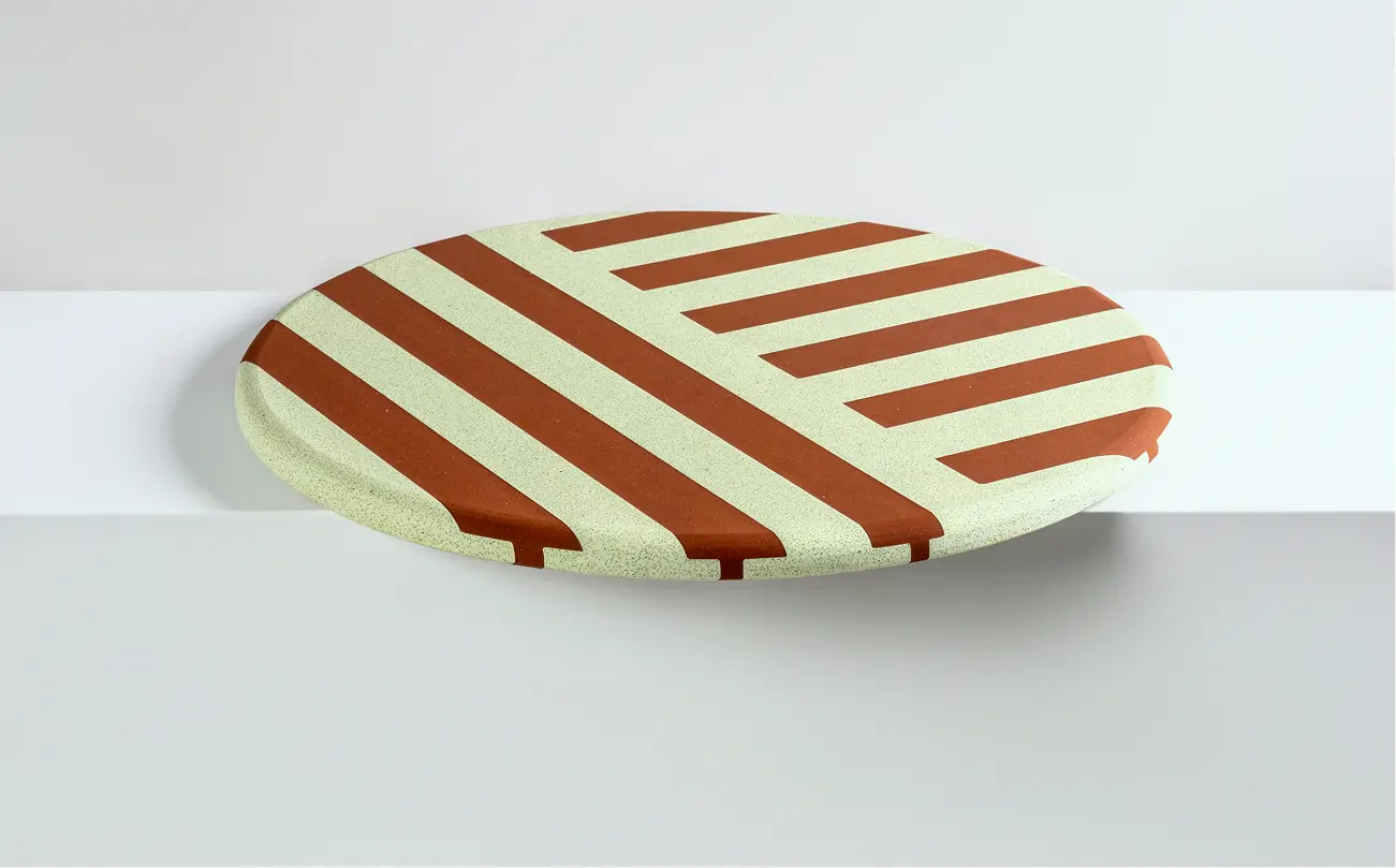 Vassoio Tondo Maratea con piano in cotto e decorata con intarsi geometrici.