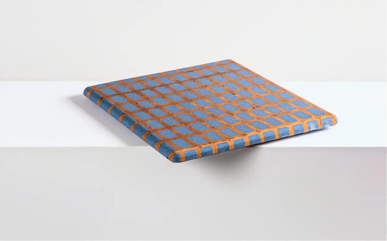 Vassoio Quadrato Barrea con piano in cotto decorata con intarsi geometrici.